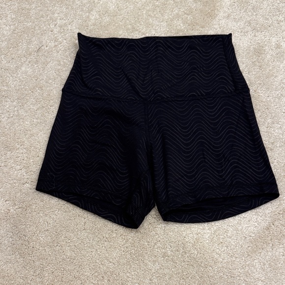 lululemon athletica Black Wave Pattern High-Waisted Shorts - Picture 1 of 3